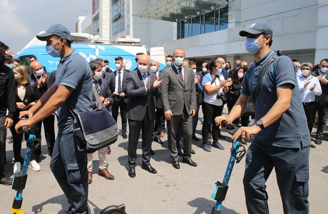 İstanbul'da PTT çalışanları dağıtımları artık elektrikli skuter ile yapacak!
