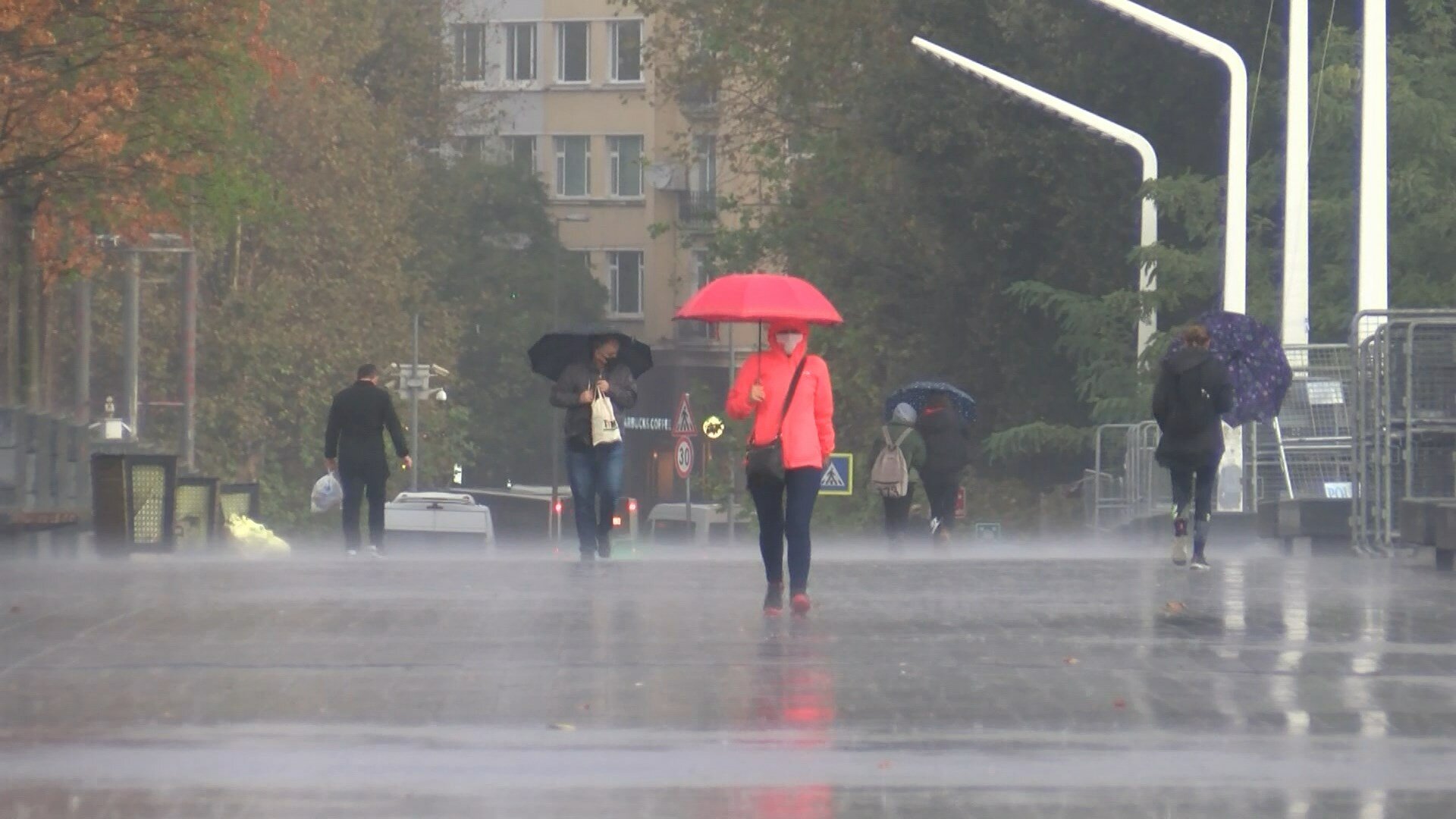 Yağmuru fırsata çeviren çocukların eğlenceleri dakikaları