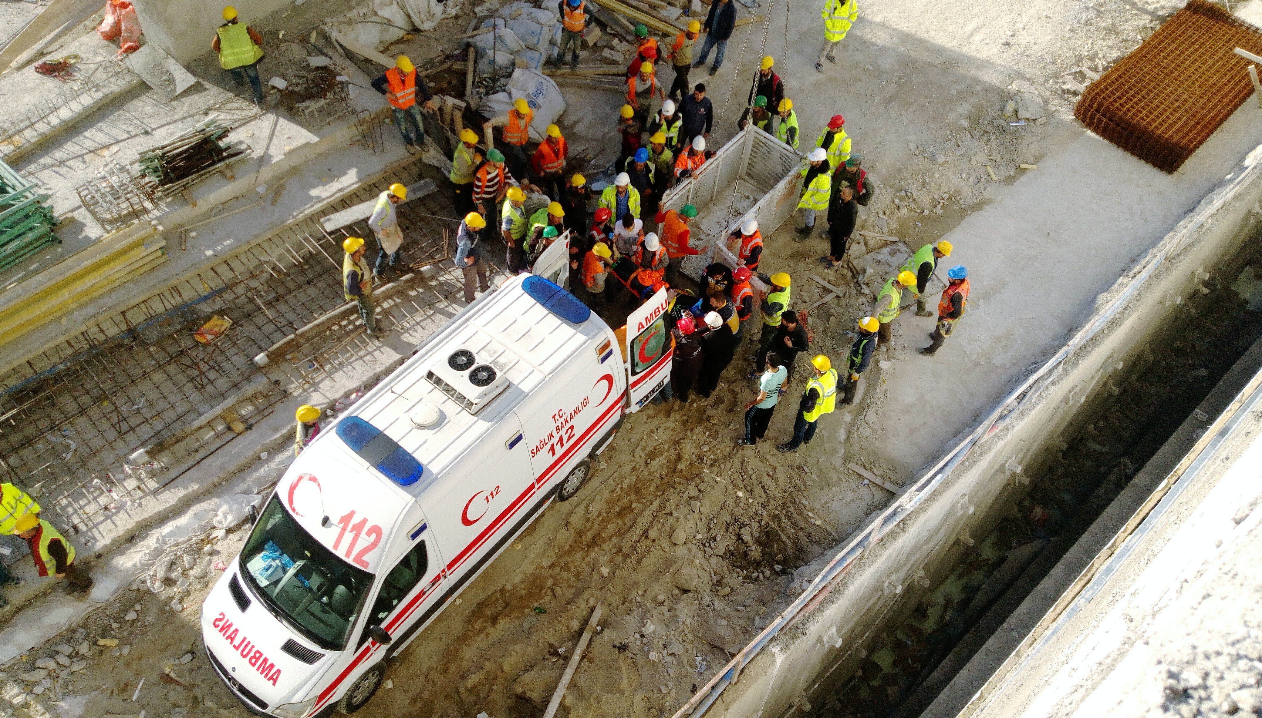 İş kazası yine can aldı! İnşaat alanında göçük meydana geldi: 1 işçi öldü, 2 işçi yaralandı