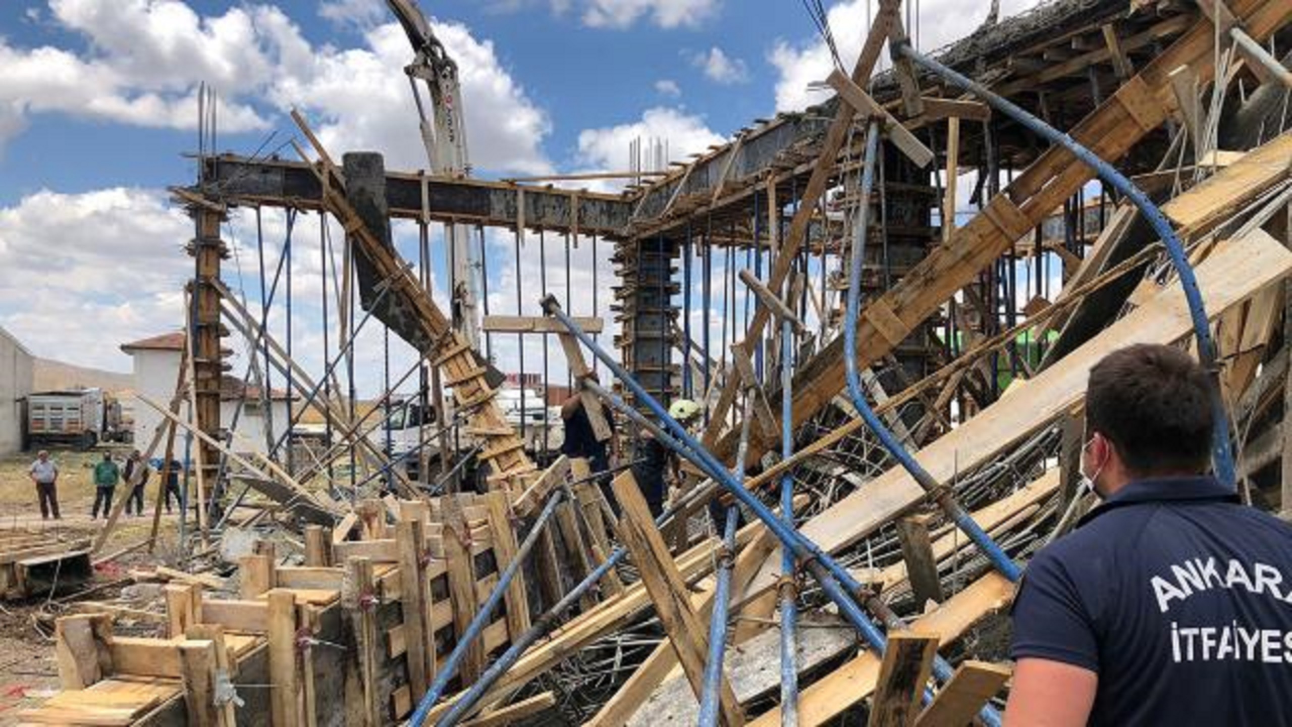 İş kazası yine can aldı! İnşaat alanında göçük meydana geldi: 1 işçi öldü, 2 işçi yaralandı