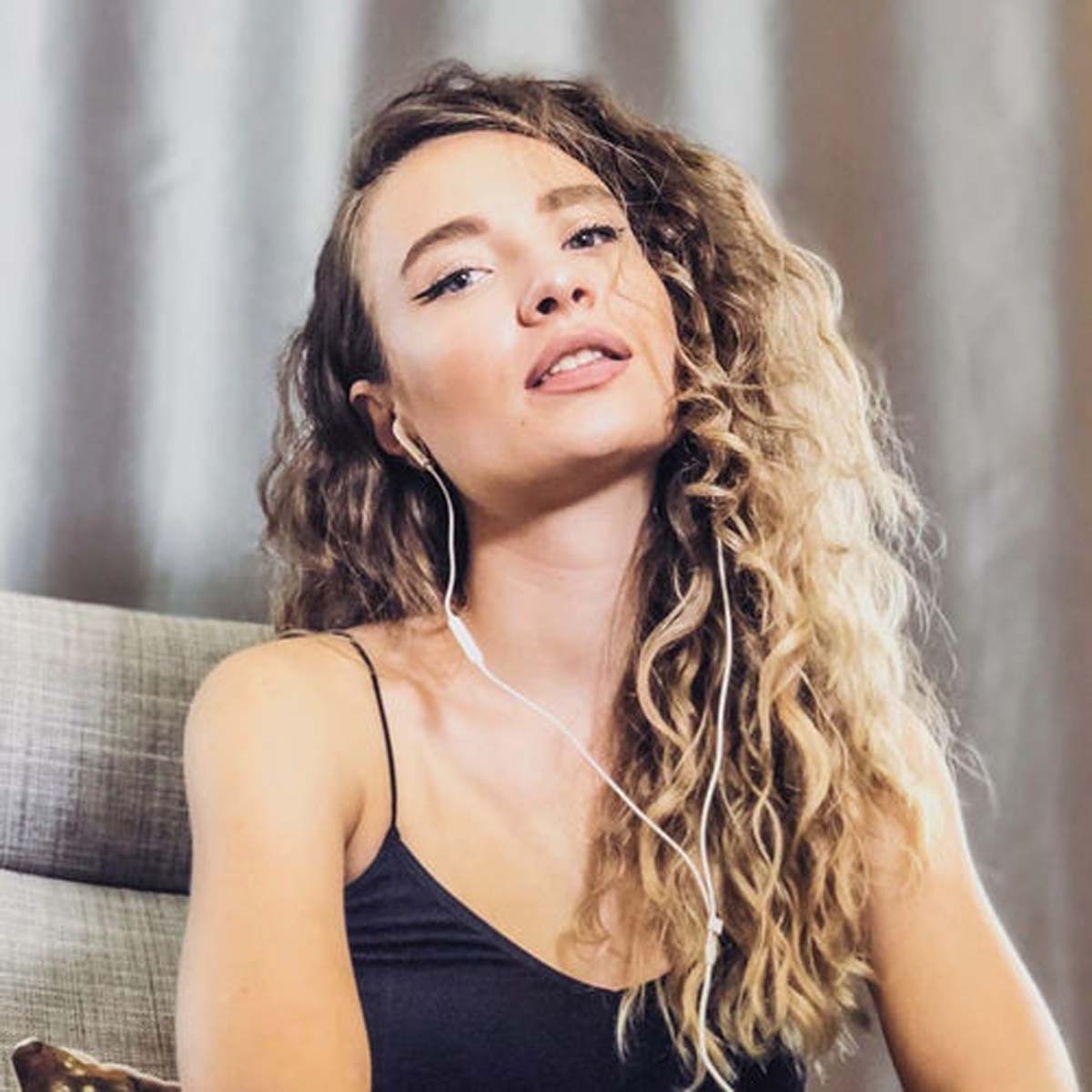 Genç şarkıcı sevenlerini şaşırttı!