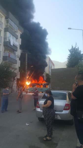 İzmir'de yolcu minibüsleri kafa kafaya çarpıştı: 6 yaralı!
