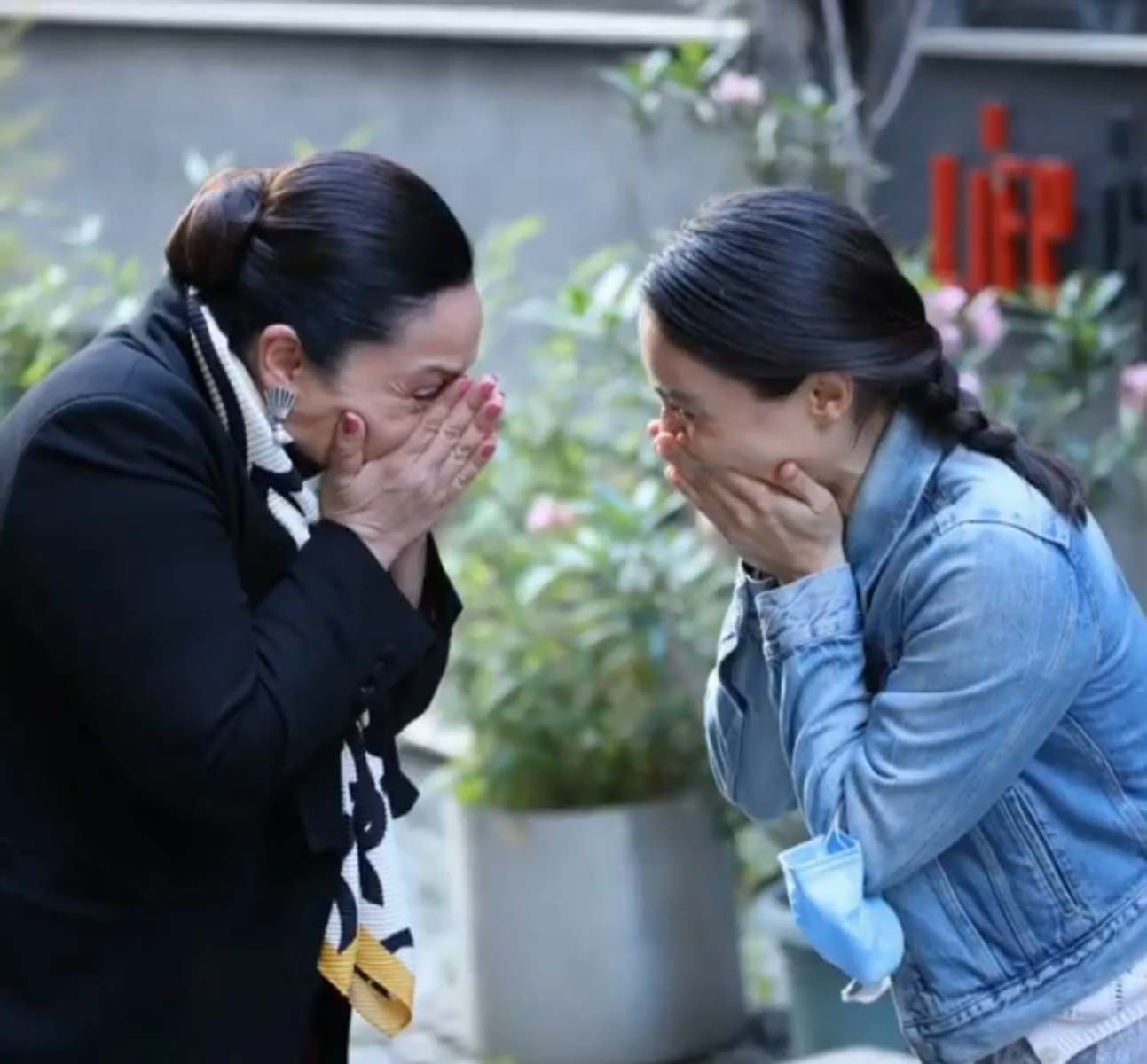 Merve Dizdar ve Binnur Kaya'dan iç ısıtan kareler!