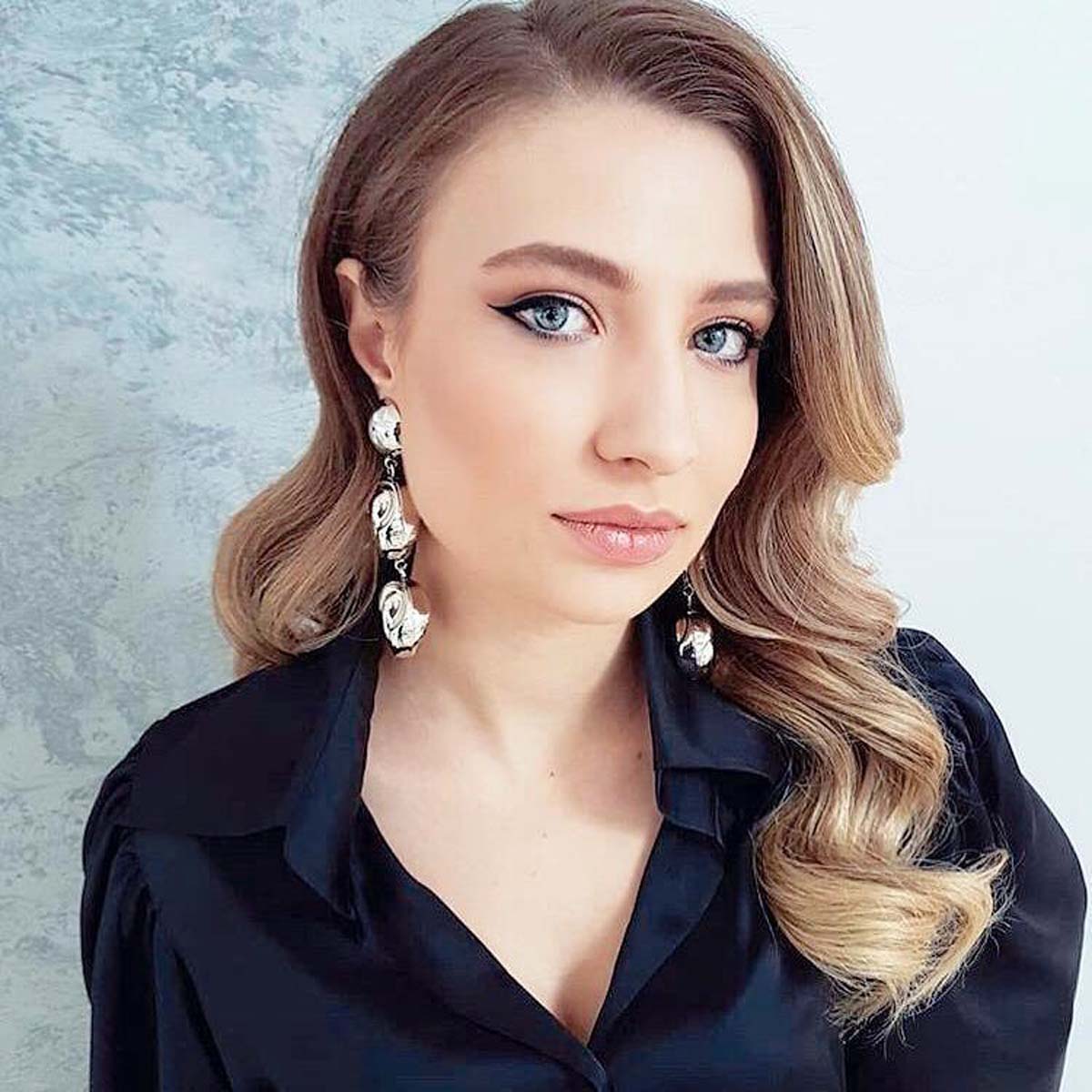 Genç şarkıcı sevenlerini şaşırttı!