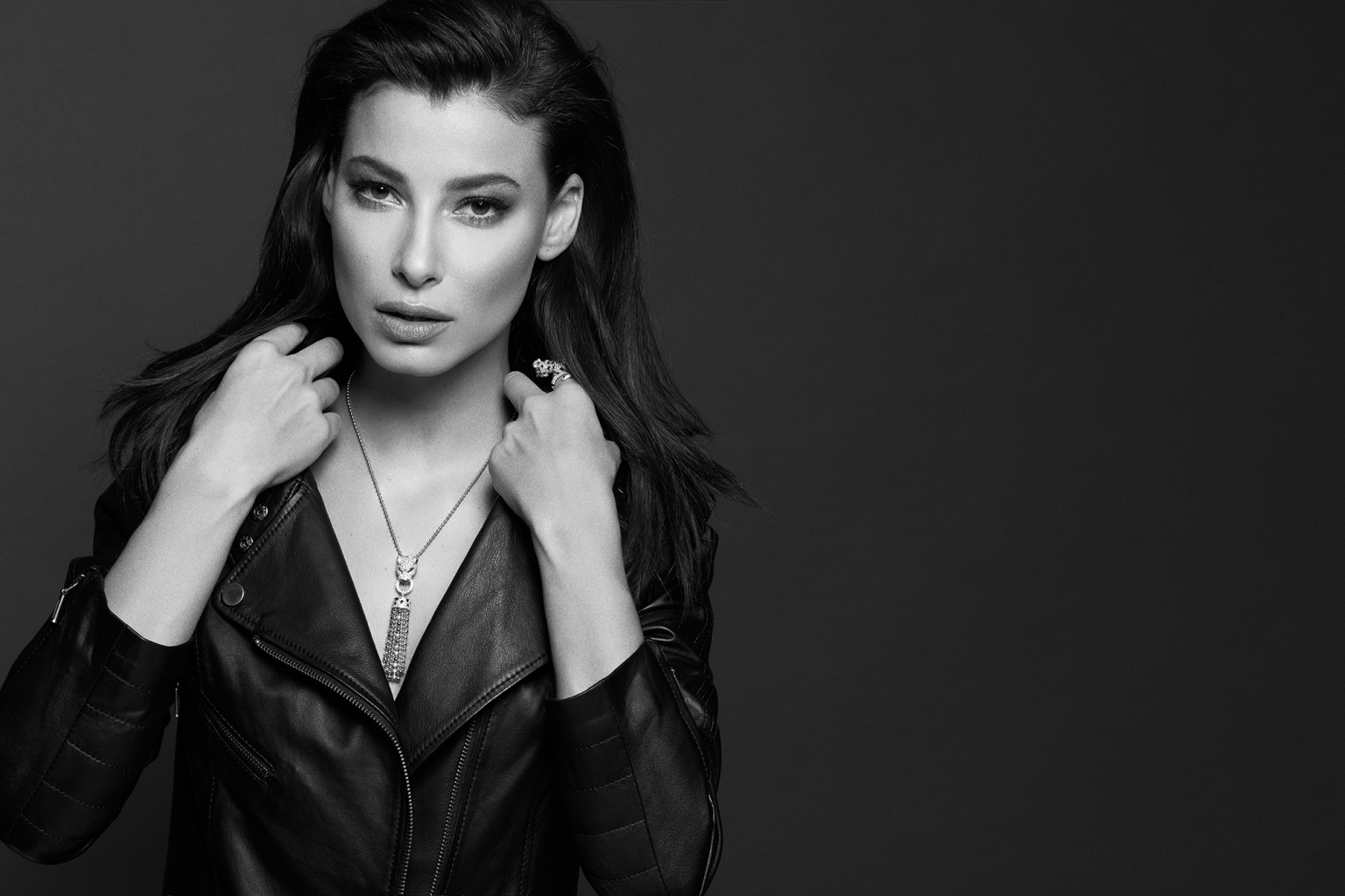 Oğuzhan Uğur, Müjde Uzman'a olan aşkını fotoğraf paylaşarak duyurdu! Paylaşıma beğeni ve yorum yağdı