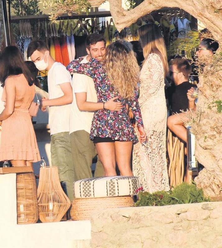 Mini etek giyen kızlarla kendisini kıyaslamıştı! Öykü Çelik'in parti'de giydiği elbise dikkat çekti!