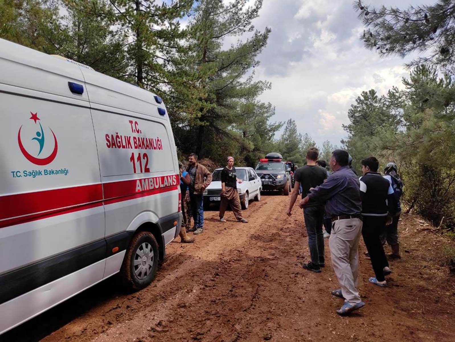 Denizli'de tarlada çalışan işçilerin üzerine yıldırım düştü: 2'si ağır 6 yaralı