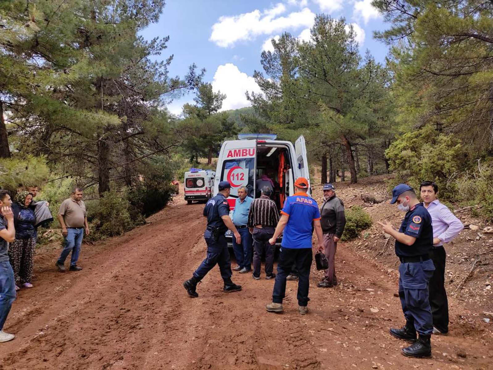 Denizli'de tarlada çalışan işçilerin üzerine yıldırım düştü: 2'si ağır 6 yaralı