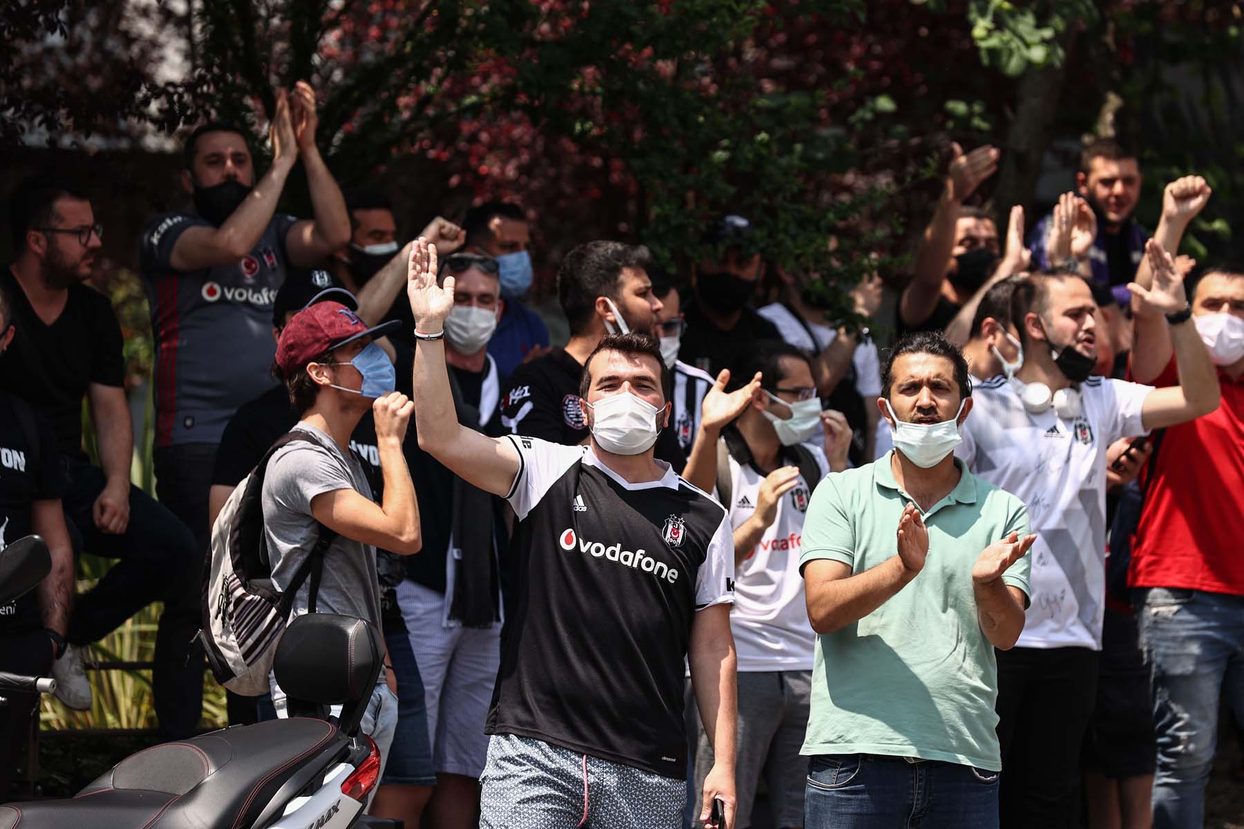 Beşiktaş taraftarı Sergen Yalçın'ın evinin önünde toplandı: Sergen gelecek, öyle gideceğiz