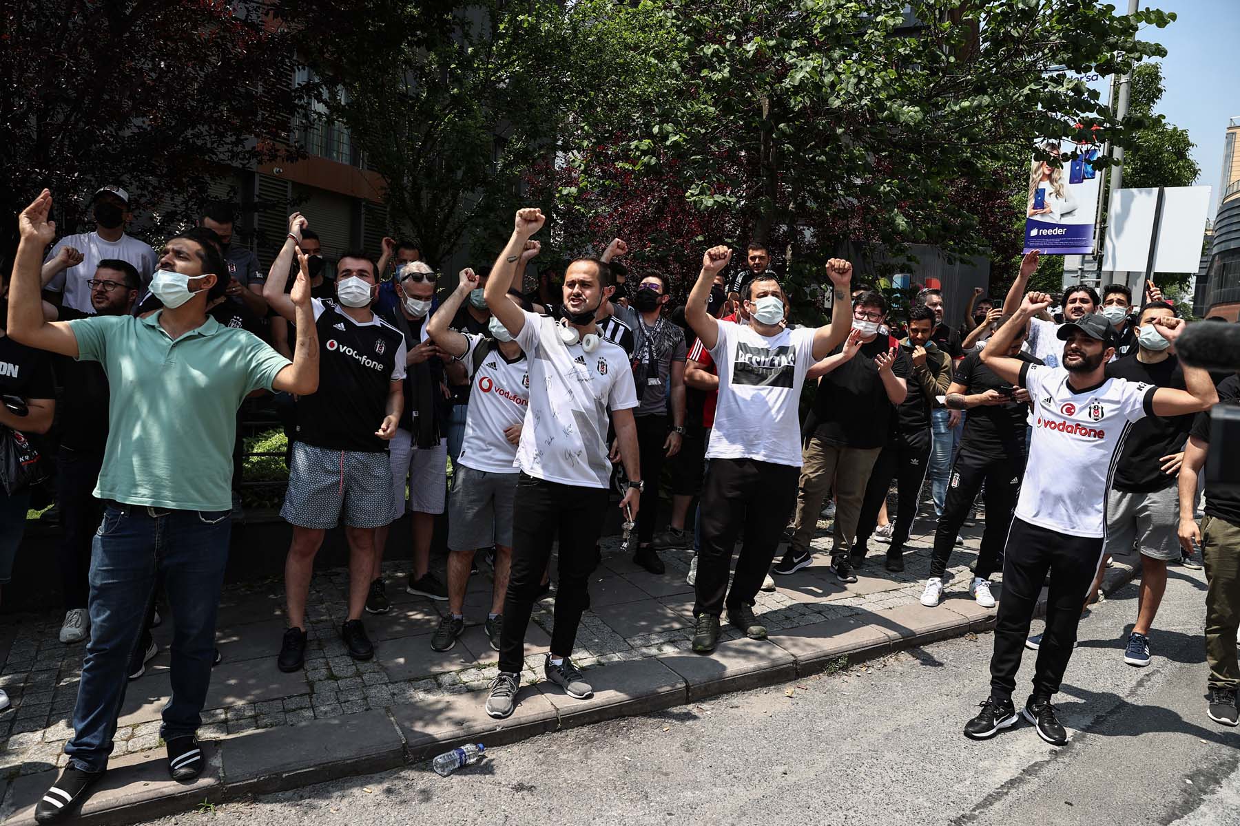 Beşiktaş taraftarı Sergen Yalçın'ın evinin önünde toplandı: Sergen gelecek, öyle gideceğiz