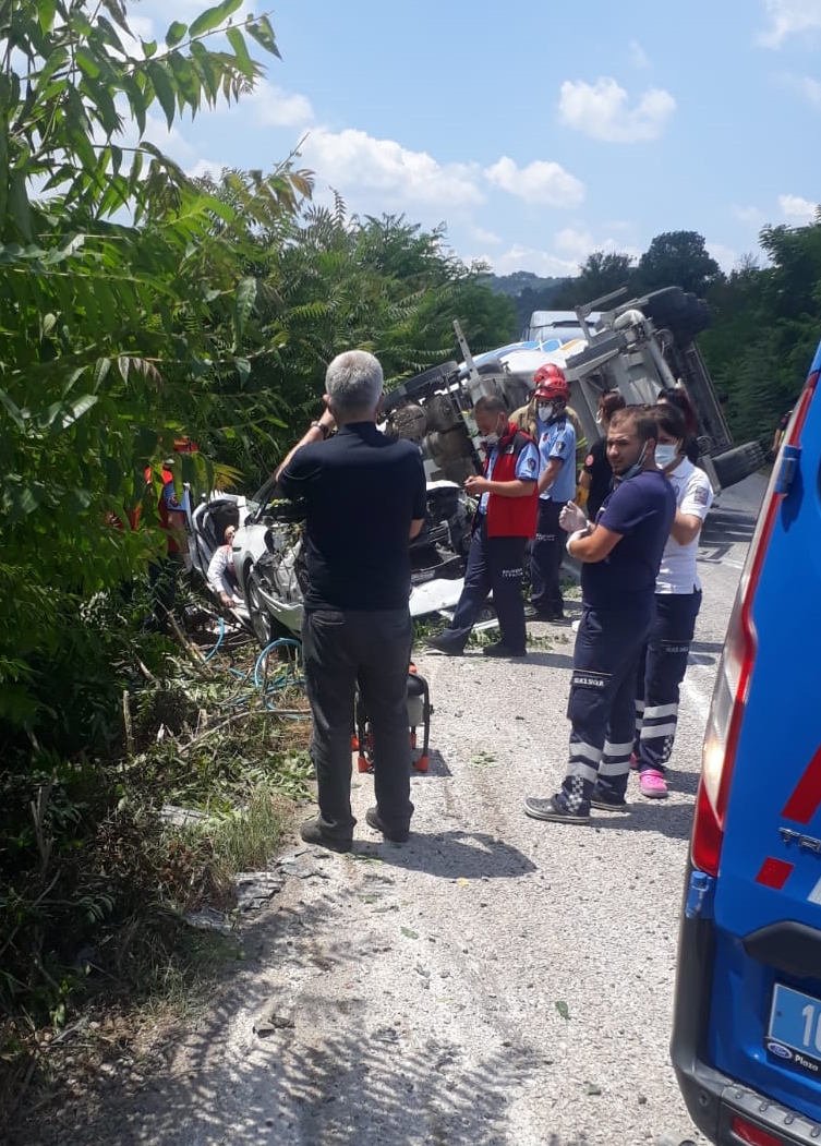 Araçlar hurda oldu, yol savaş alanına döndü! Zincirleme trafik kazası: 3 kişi öldü, 3 kişi yaralandı
