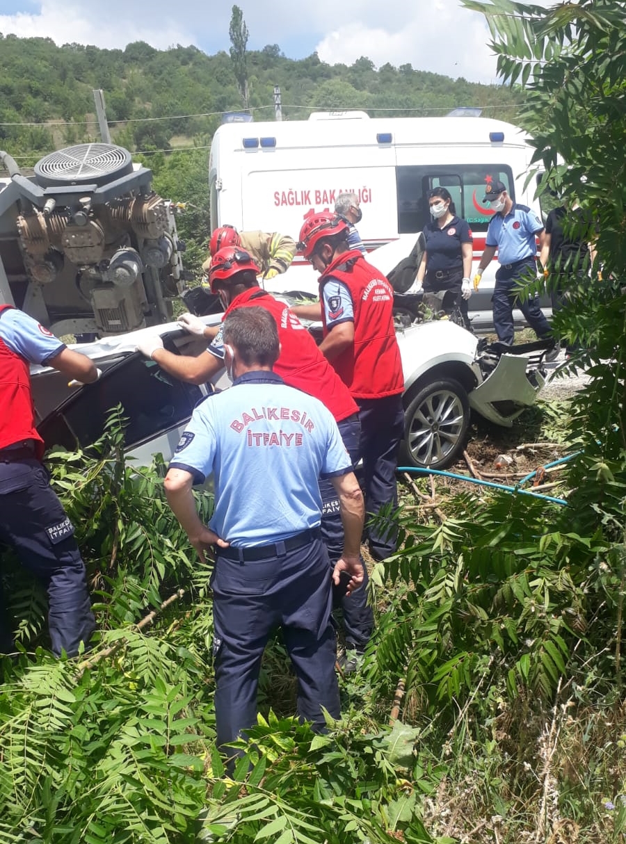 Araçlar hurda oldu, yol savaş alanına döndü! Zincirleme trafik kazası: 3 kişi öldü, 3 kişi yaralandı