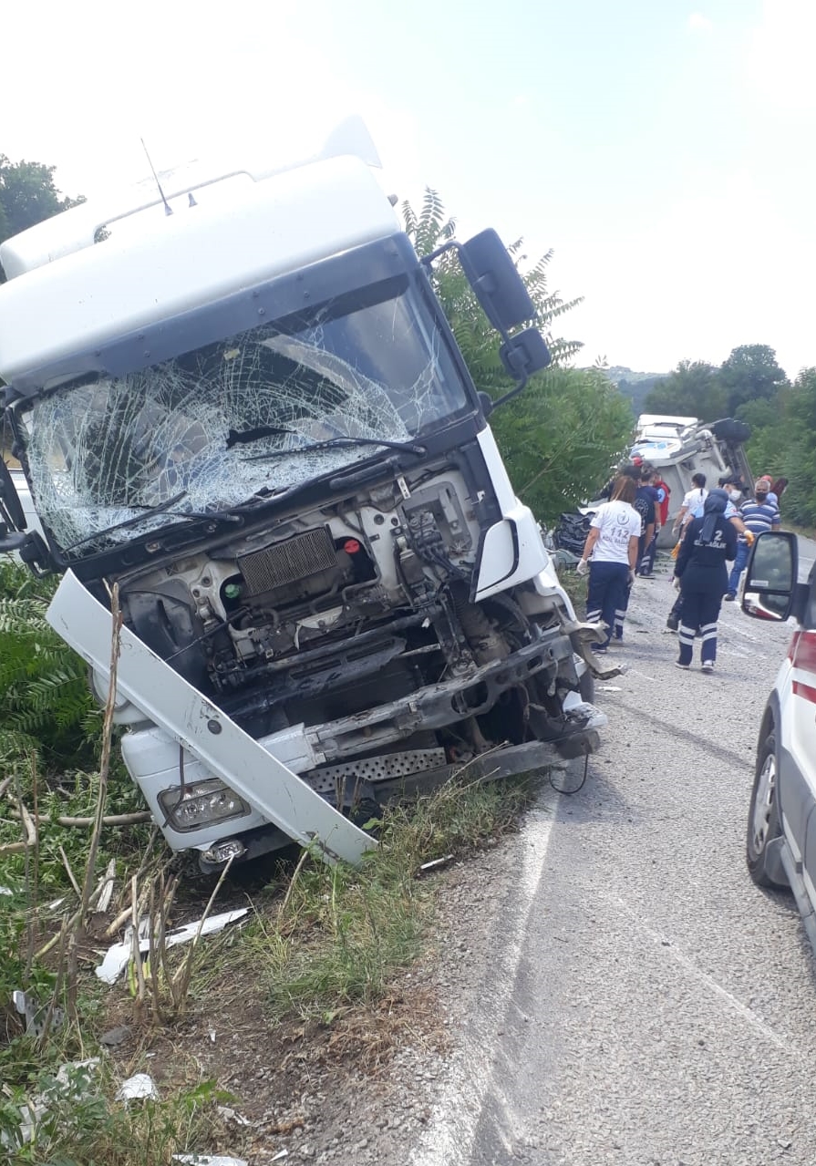 Araçlar hurda oldu, yol savaş alanına döndü! Zincirleme trafik kazası: 3 kişi öldü, 3 kişi yaralandı