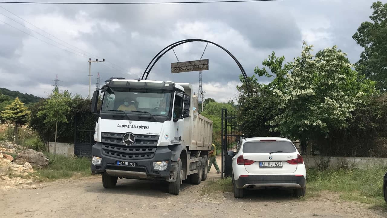 İYİ Partili Lütfi Türkkan'ın şirketinin kaçak yapıları yıkıldı: Görüntüleri alan İHA muhabiri Mustafa Uslu darbedildi!