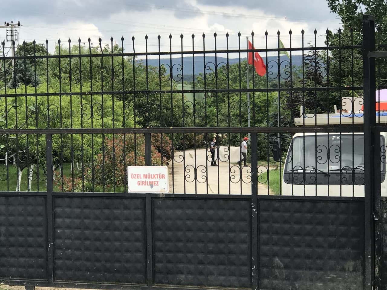 İYİ Partili Lütfi Türkkan'ın şirketinin kaçak yapıları yıkıldı: Görüntüleri alan İHA muhabiri Mustafa Uslu darbedildi!