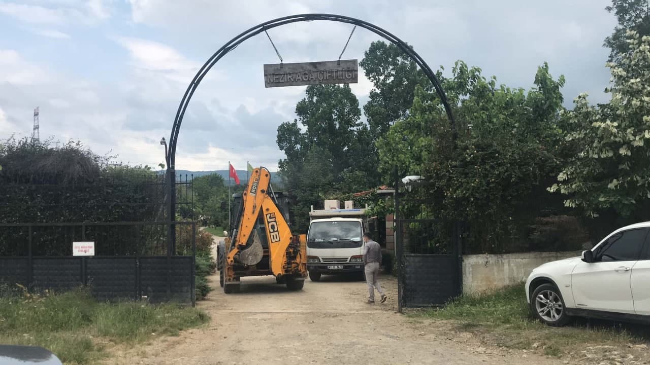 İYİ Partili Lütfi Türkkan'ın şirketinin kaçak yapıları yıkıldı: Görüntüleri alan İHA muhabiri Mustafa Uslu darbedildi!