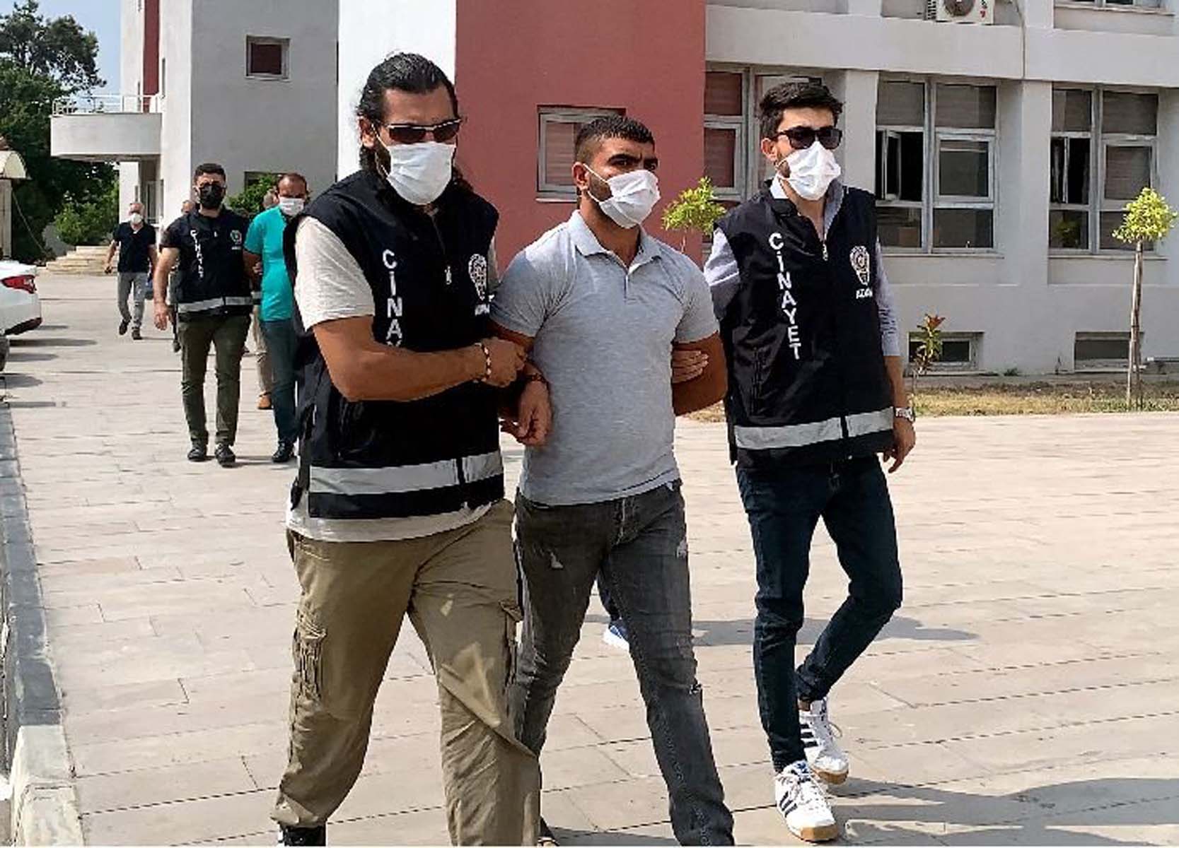 Tereddüt etmedi! Komşuna cinsel organını gösterdi, ortalık kan gölüne döndü: 1 ölü, 1 yaralı 