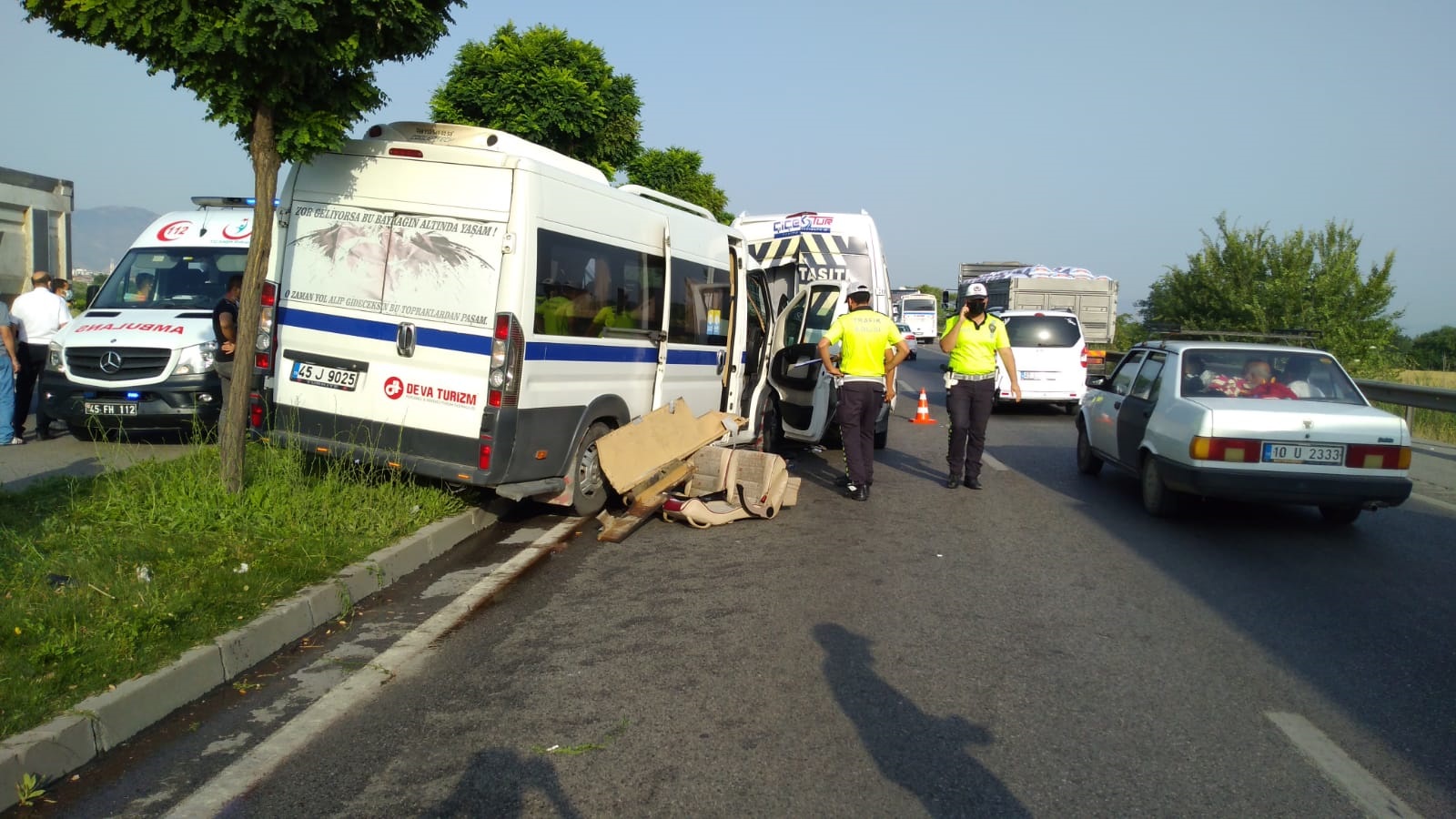 SON DAKİKA! Manisa'da zincirleme kaza! 5 araç birbirine girdi: 17 yaralı!