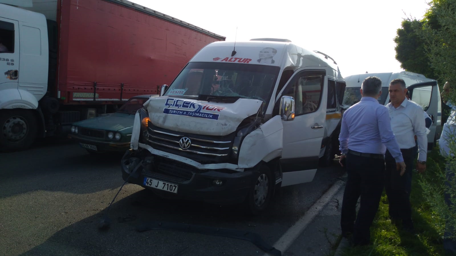 SON DAKİKA! Manisa'da zincirleme kaza! 5 araç birbirine girdi: 17 yaralı!