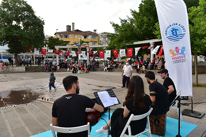Sokaklarda hasret kaldığımız görüntüler! Tuzlalı gençlerden müzik ziyafeti