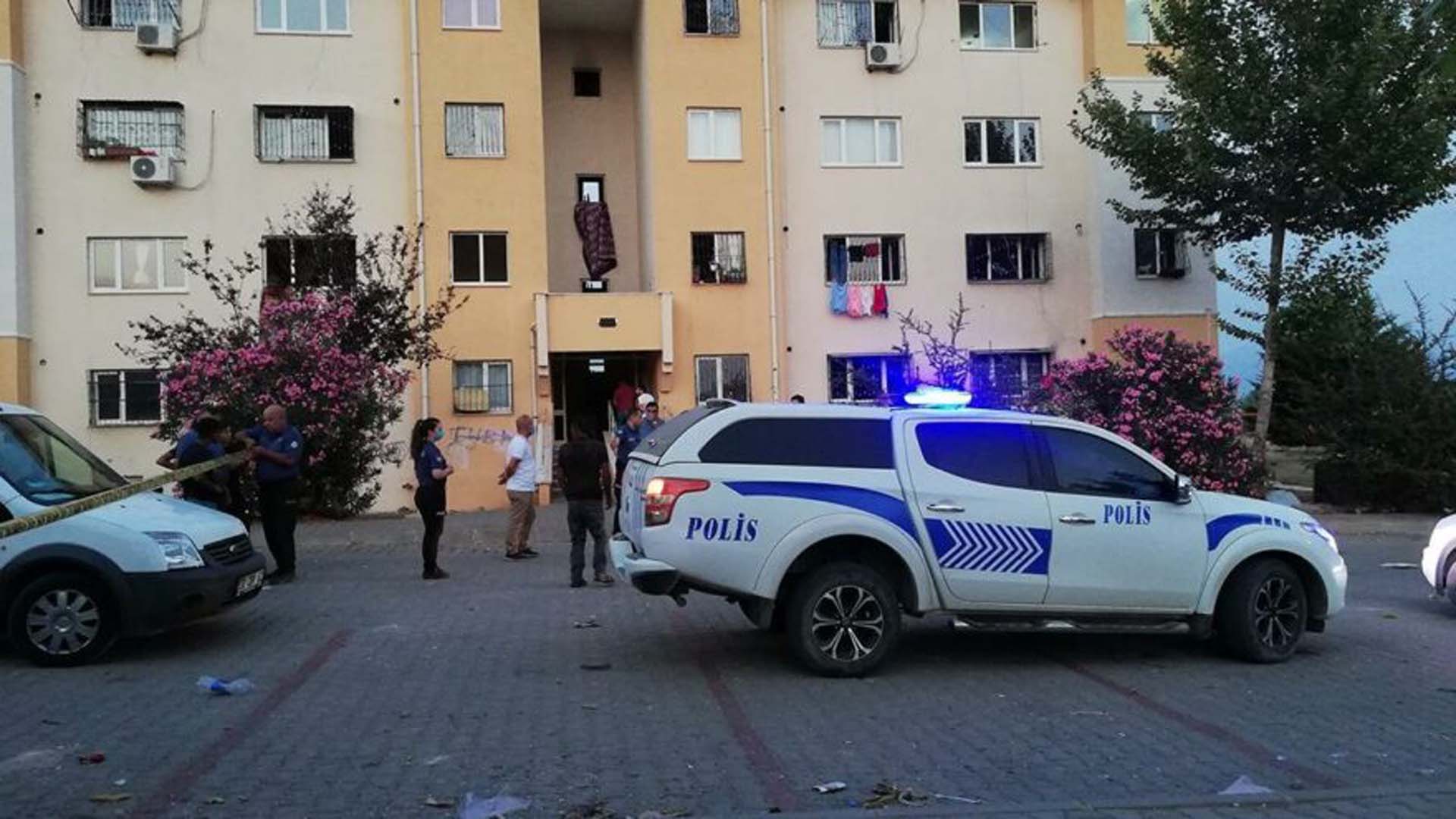 Tereddüt etmedi! Komşuna cinsel organını gösterdi, ortalık kan gölüne döndü: 1 ölü, 1 yaralı 