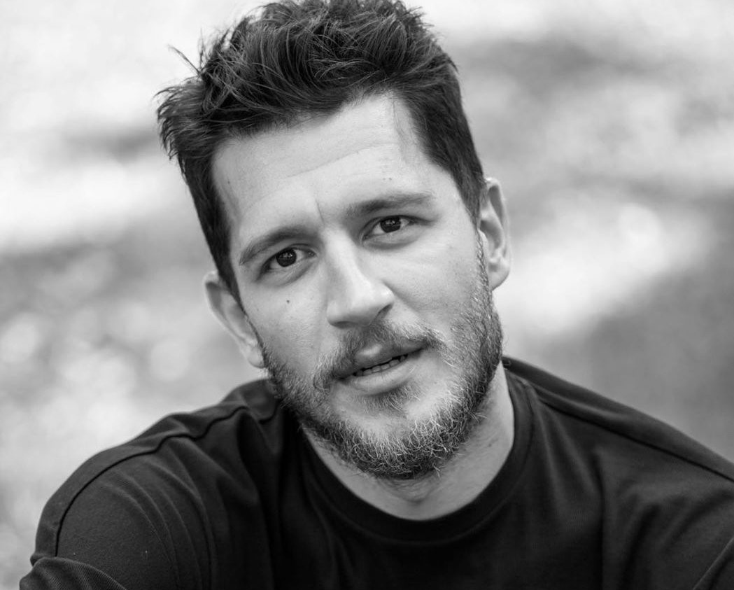 Berrak Tüzünataç'ı çabuk unuttu! Uraz Kaygılaroğlu yeni sevgilisiyle tatilde dudak dudağa yakalandı!