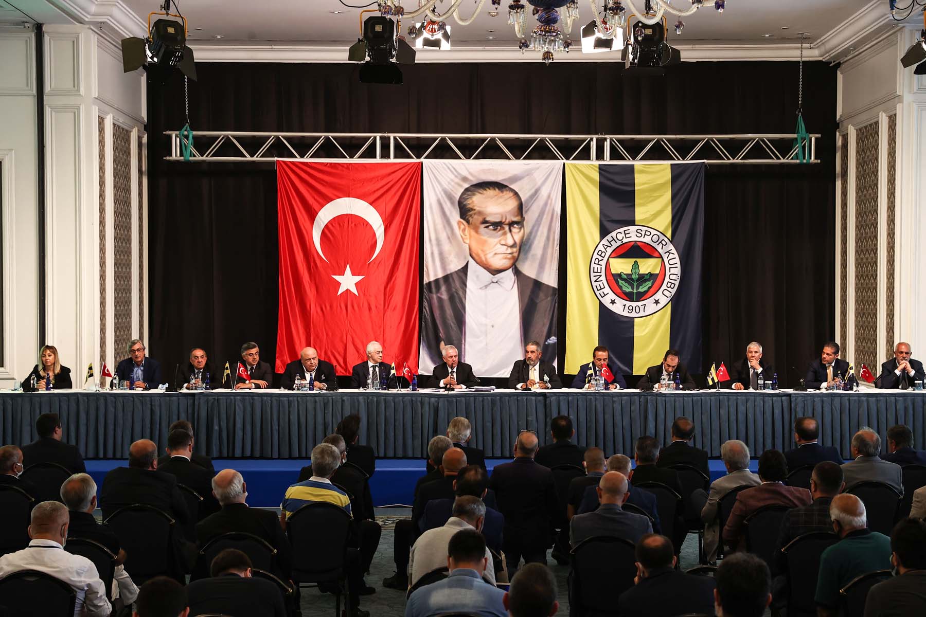 Son dakika | Aziz Yıldırım basın toplantısında esti, gürledi! Ali Koç'a demediğini bırakmadı