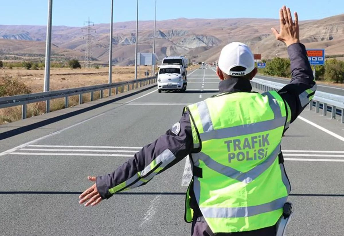 Alkollü sürücü polislere, koronavirüsten ölen polis memurunu hatırlatarak beddua etti: Mustafa Dönmez'in de sizin de...