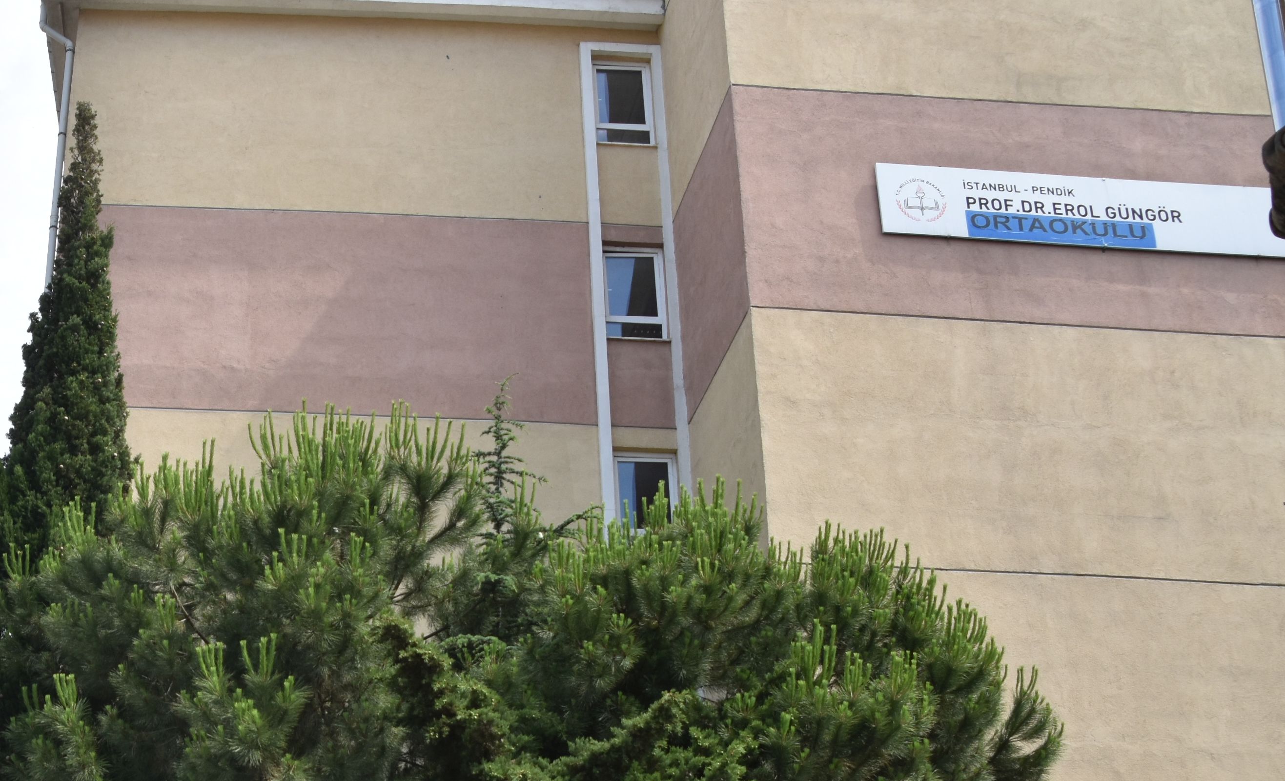 Can güvenliğini tehdit ediyordu! Yıpranmış bahçe duvarı ekipler tarafından yıkıldı