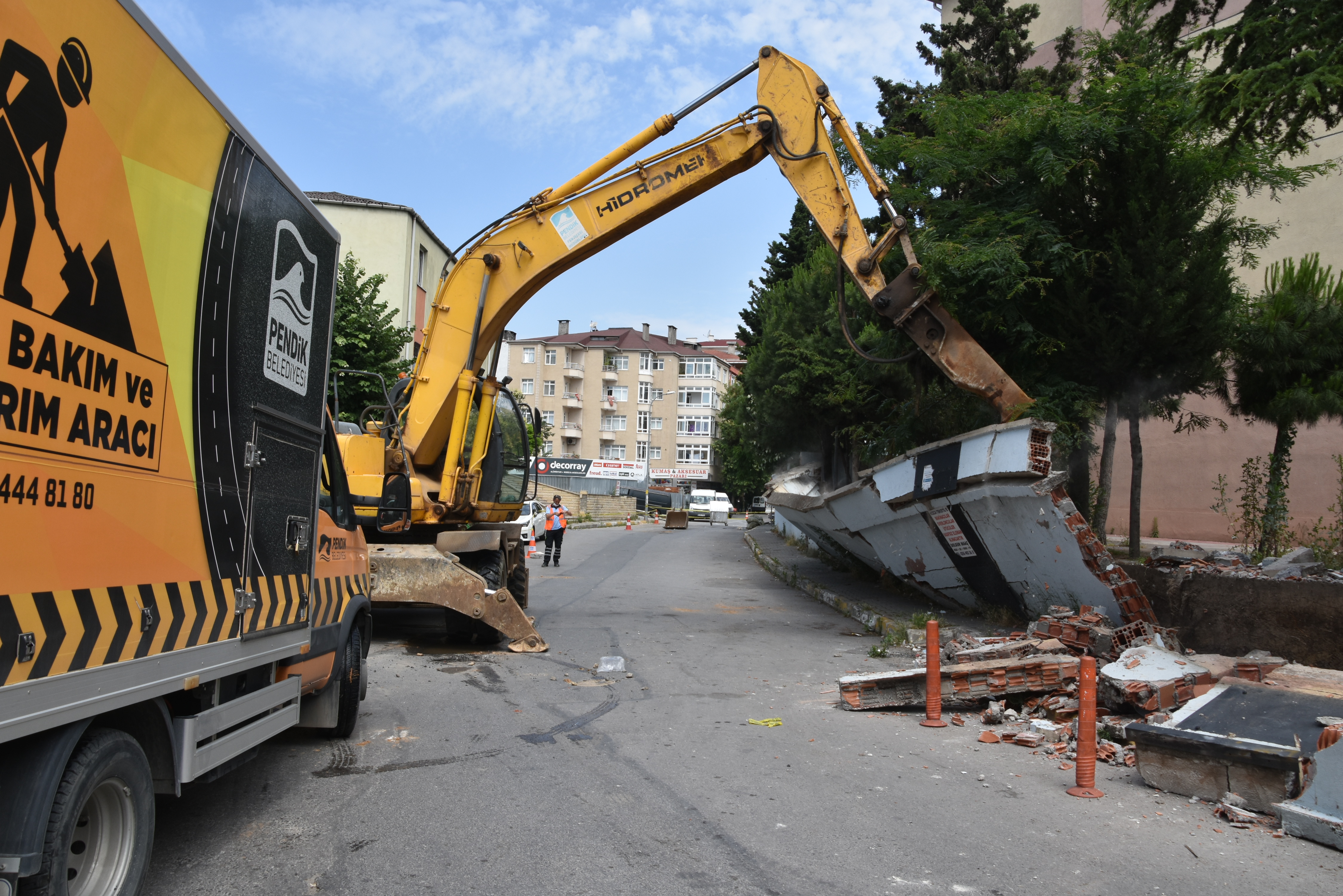 Can güvenliğini tehdit ediyordu! Yıpranmış bahçe duvarı ekipler tarafından yıkıldı