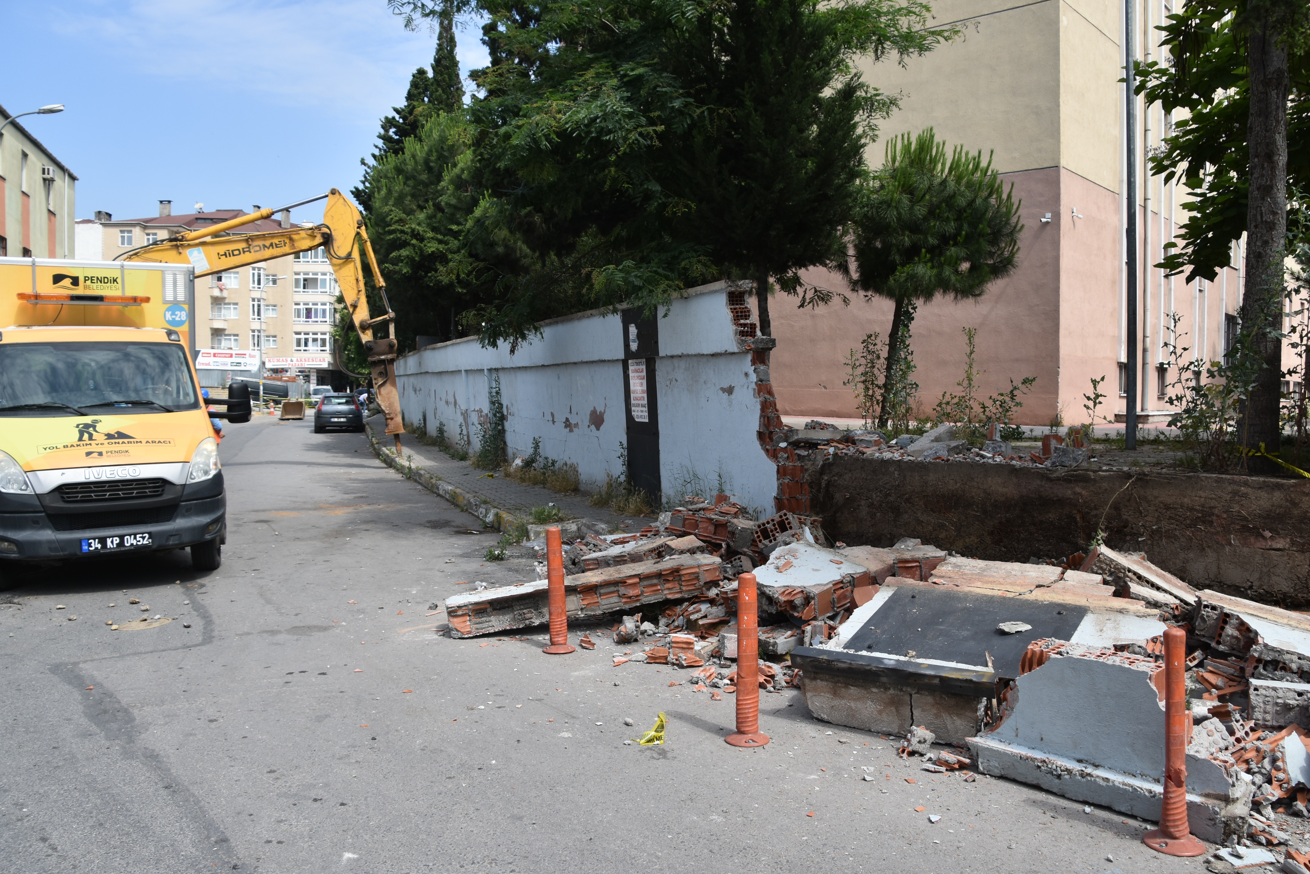 Can güvenliğini tehdit ediyordu! Yıpranmış bahçe duvarı ekipler tarafından yıkıldı