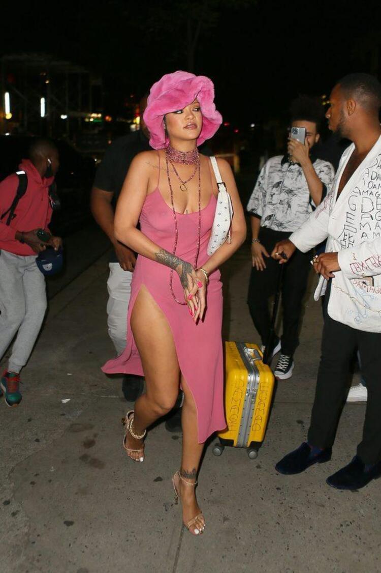 Baştan aşağı pembeye bürünen Rihanna geceye damgasını vurdu! Sevgilisi ASAP Rocky ile objektiflere yansıdı