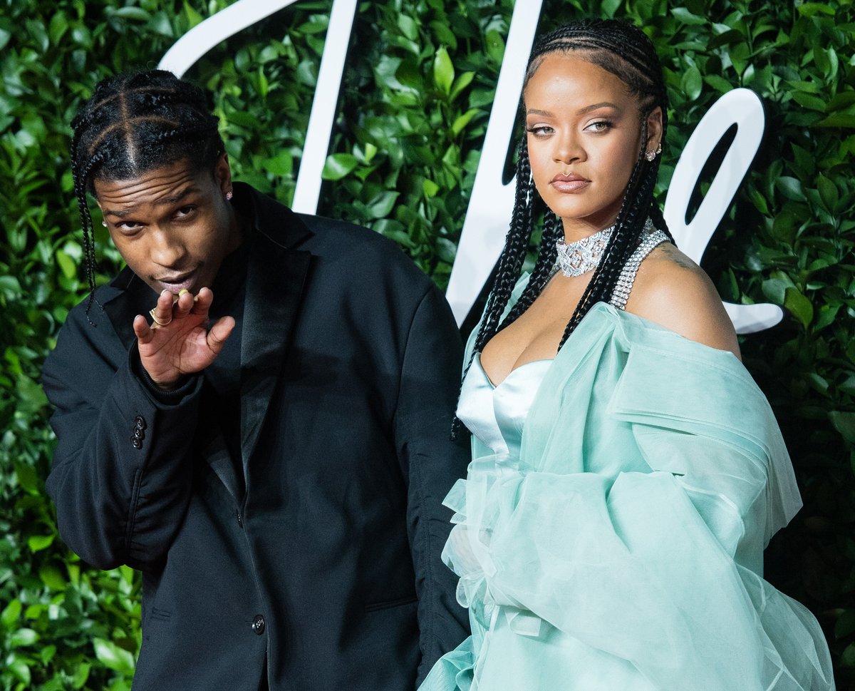 Baştan aşağı pembeye bürünen Rihanna geceye damgasını vurdu! Sevgilisi ASAP Rocky ile objektiflere yansıdı