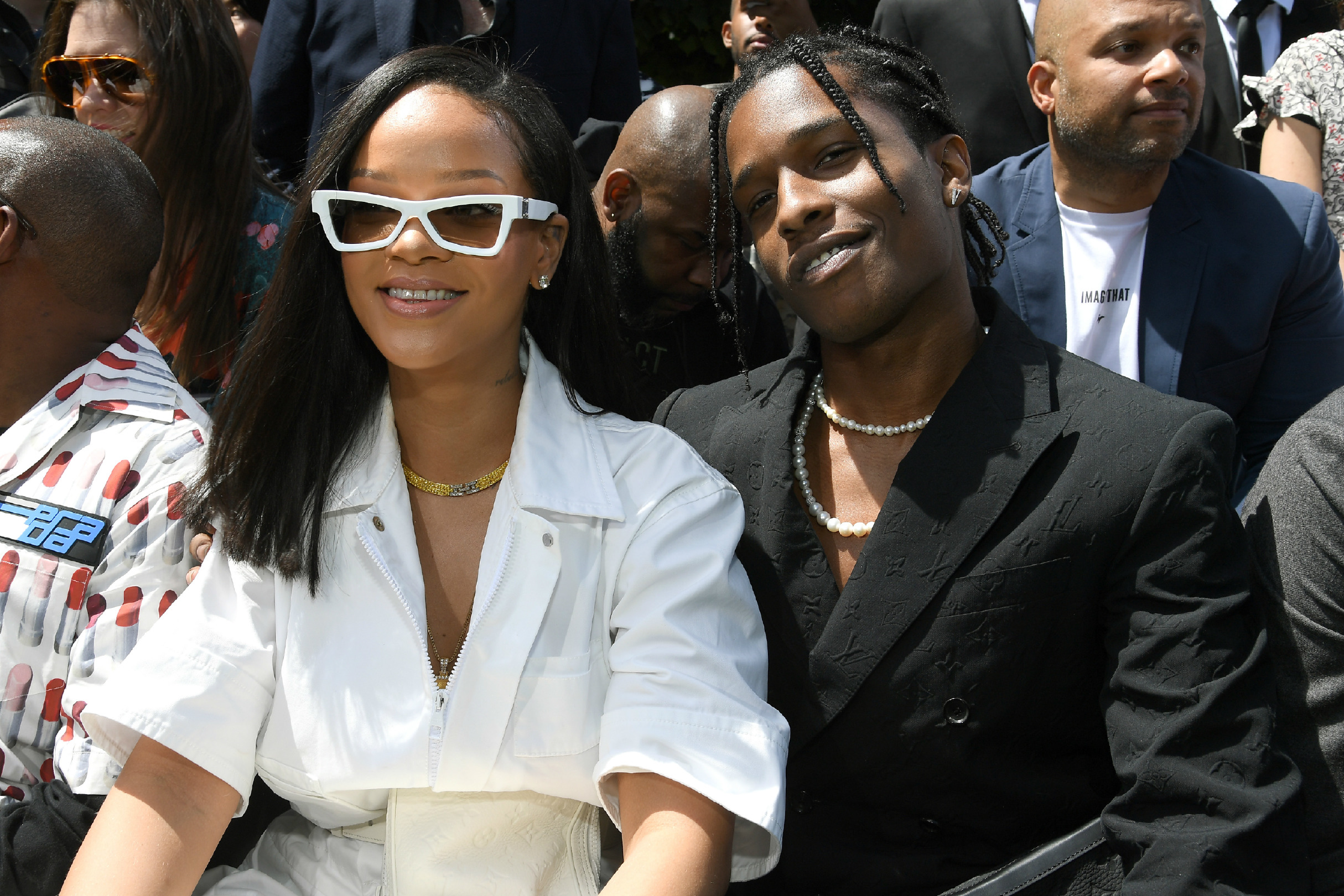 Baştan aşağı pembeye bürünen Rihanna geceye damgasını vurdu! Sevgilisi ASAP Rocky ile objektiflere yansıdı