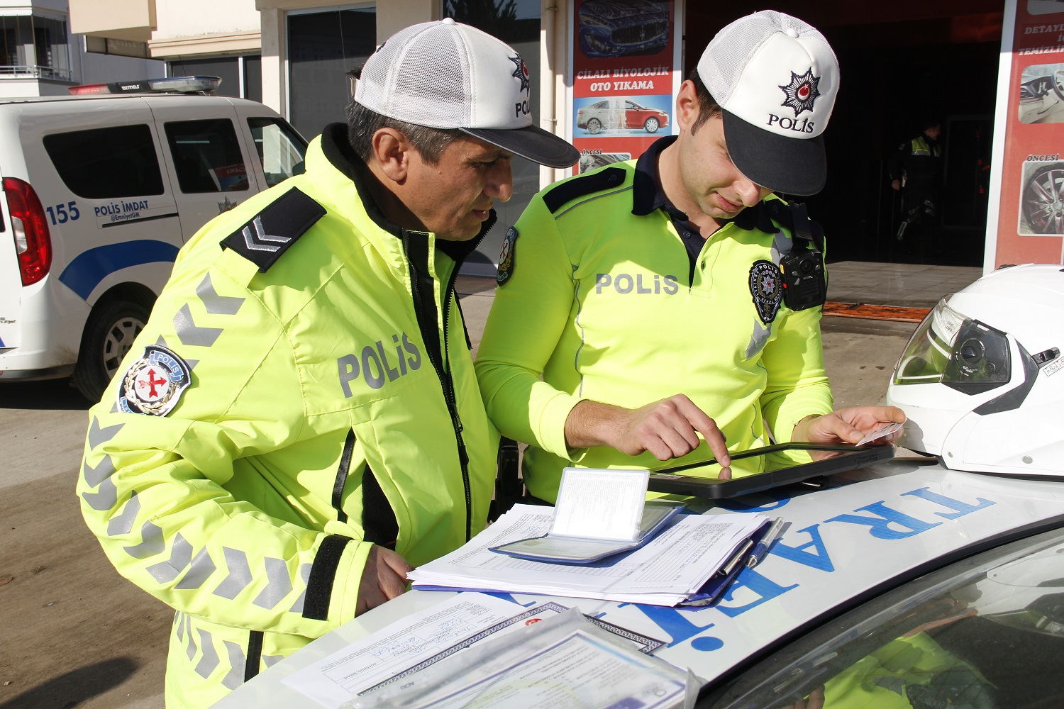 Alkollü sürücü polislere, koronavirüsten ölen polis memurunu hatırlatarak beddua etti: Mustafa Dönmez'in de sizin de...