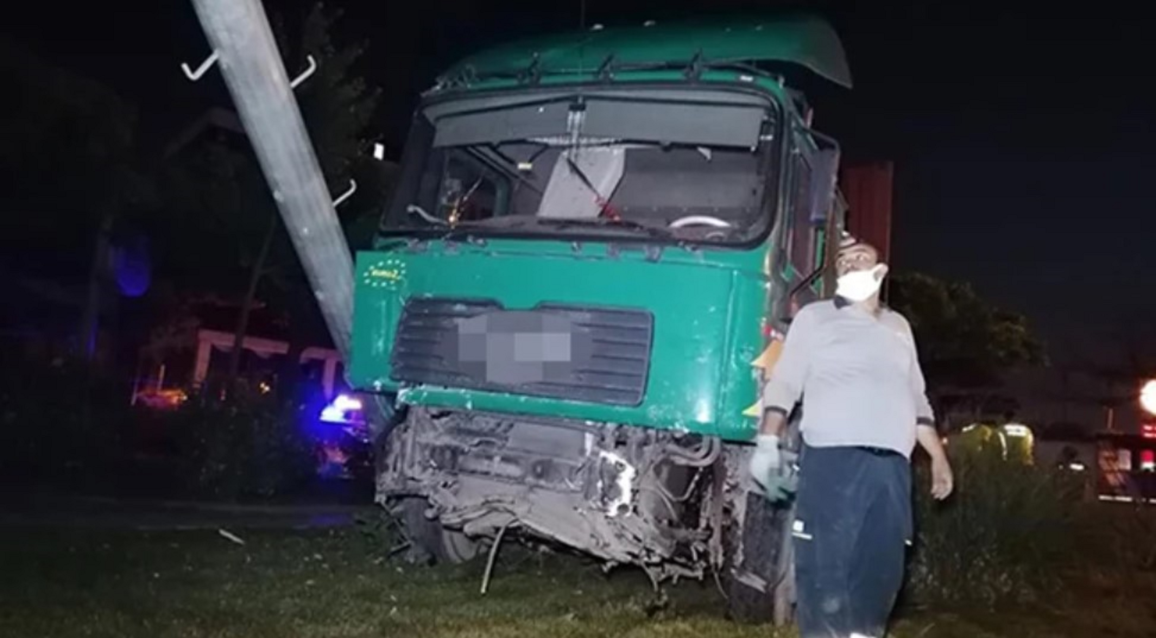 Freni boşaldı, 5 aracı biçti, aydınlatma direklerine çarptı! Ortalık savaş alanına döndü