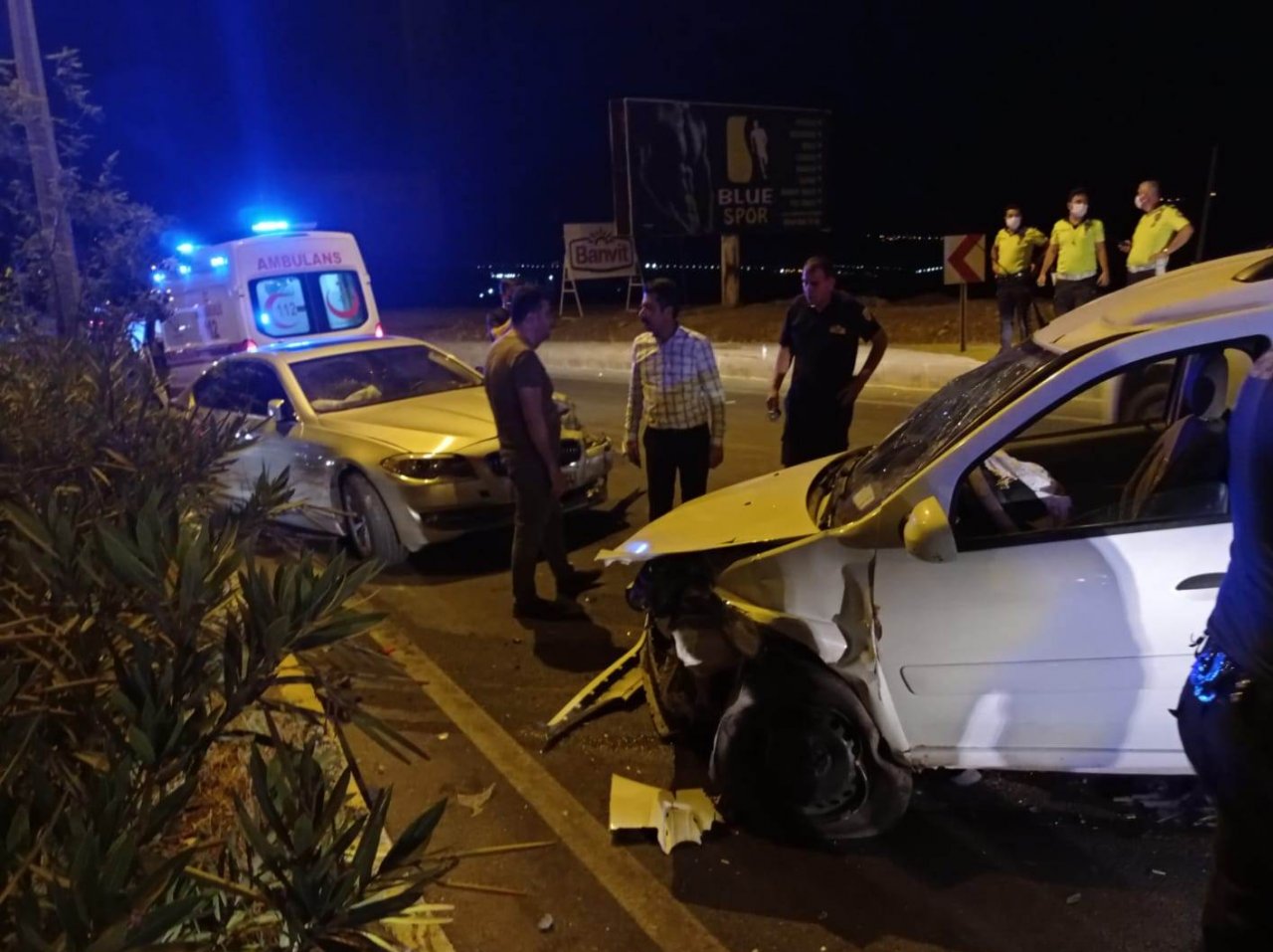 Siirt'te korkutan trafik kazası! Otomobiller çarpıştı, facianın eşiğinden dönüldü: 8 yaralı