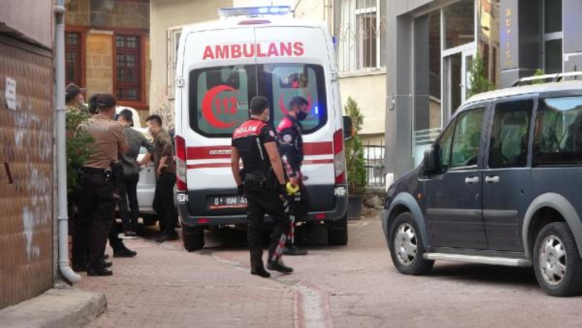 Otel odasında sevgilisini vurup intihar etti