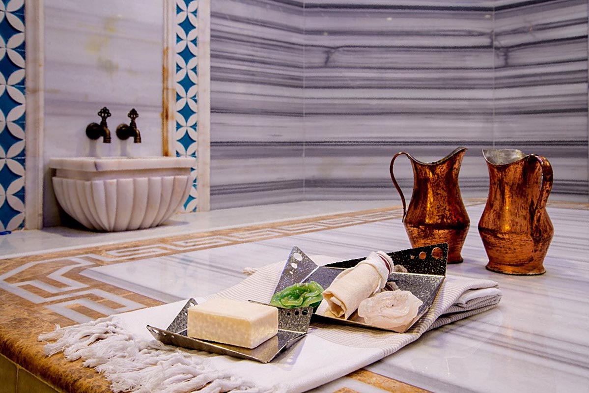 Ankara'daki hamam sahipleri seslerini duyurmak için peştemalleri ile sokağa döküldü