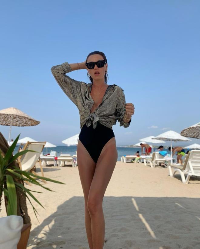 Hayran kalmamak elde değil! Arkak Sokakların Zelişi Yüsra Geyikten nefes kesen pozlar| Siyah mayosuyla yıktı geçti