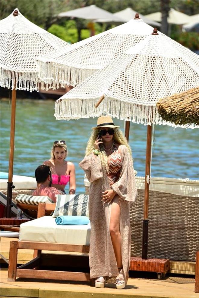 Büyük risk almış! Yeliz Yeşilmenden şoke eden imaj değişikliği! Görenler tanıyamadı