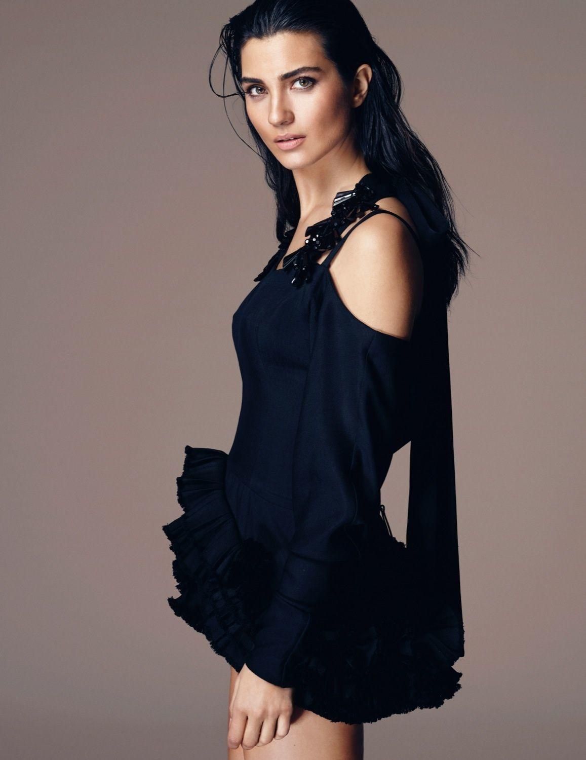 Biri güzelliğiyle, diğeri yakışıklılığı ile büyülüyor! Hayranlarını heyecanlandıran bomba iddia: Tuba Büyüküstün ile Murat Boz aşk yaşıyor