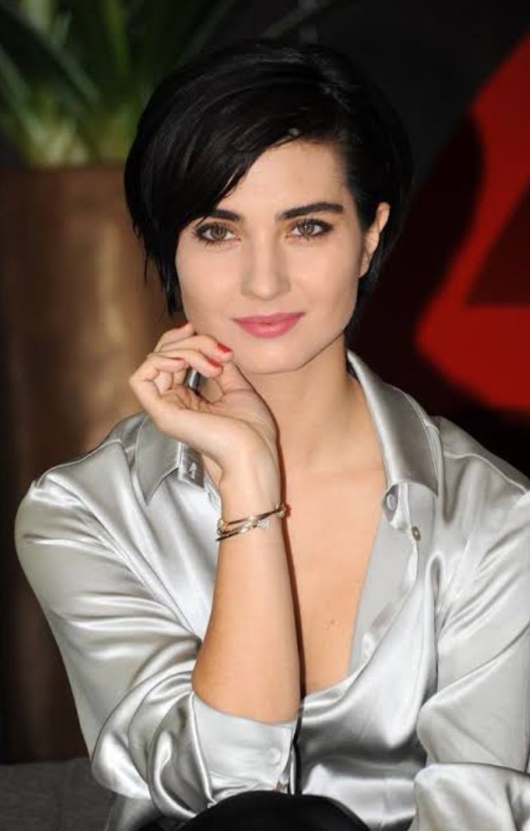 Biri güzelliğiyle, diğeri yakışıklılığı ile büyülüyor! Hayranlarını heyecanlandıran bomba iddia: Tuba Büyüküstün ile Murat Boz aşk yaşıyor