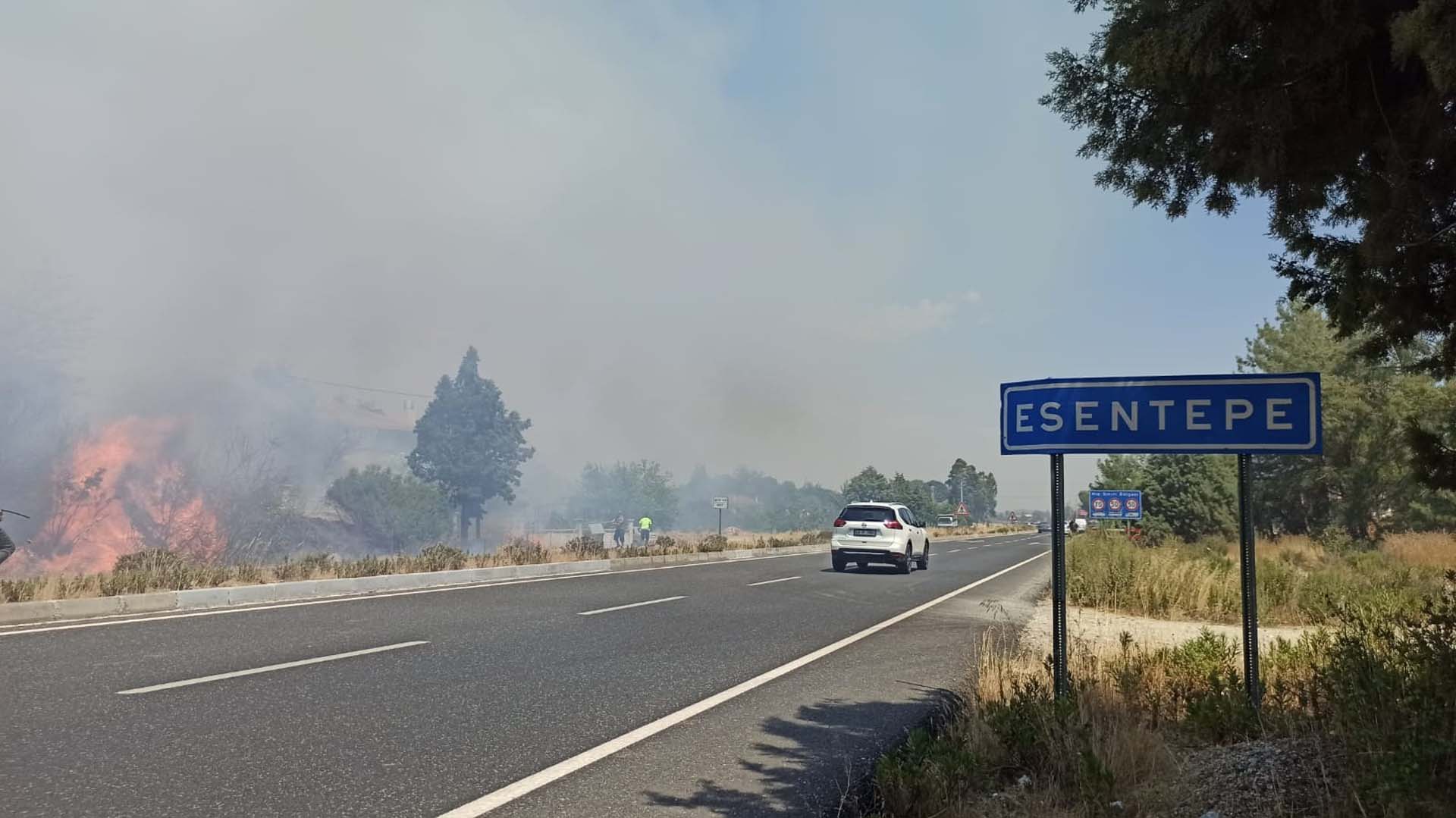 Muğla Ula'da orman yangını! Evler boşaltıldı, Muğla-Fethiye kara yolu ulaşıma kapatıldı