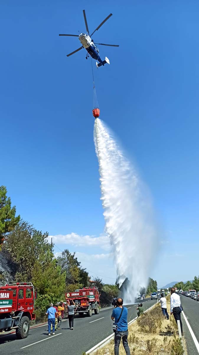 Muğla Ula'da orman yangını! Evler boşaltıldı, Muğla-Fethiye kara yolu ulaşıma kapatıldı