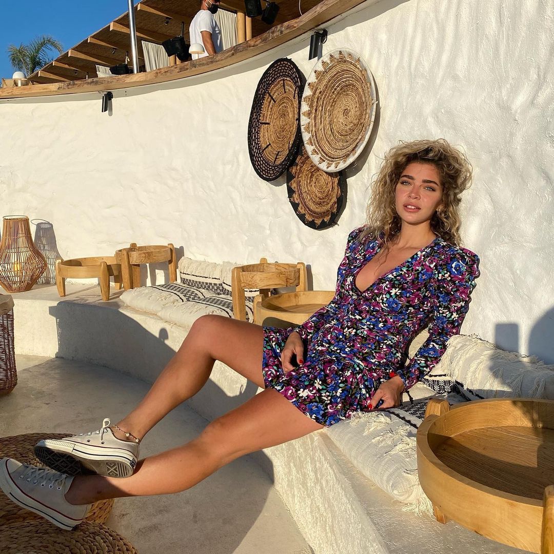 Açıklamasıyla tepki çekmişti! Mini elbisesiyle görüntülenen Öykü Çelik geri adım attı! 