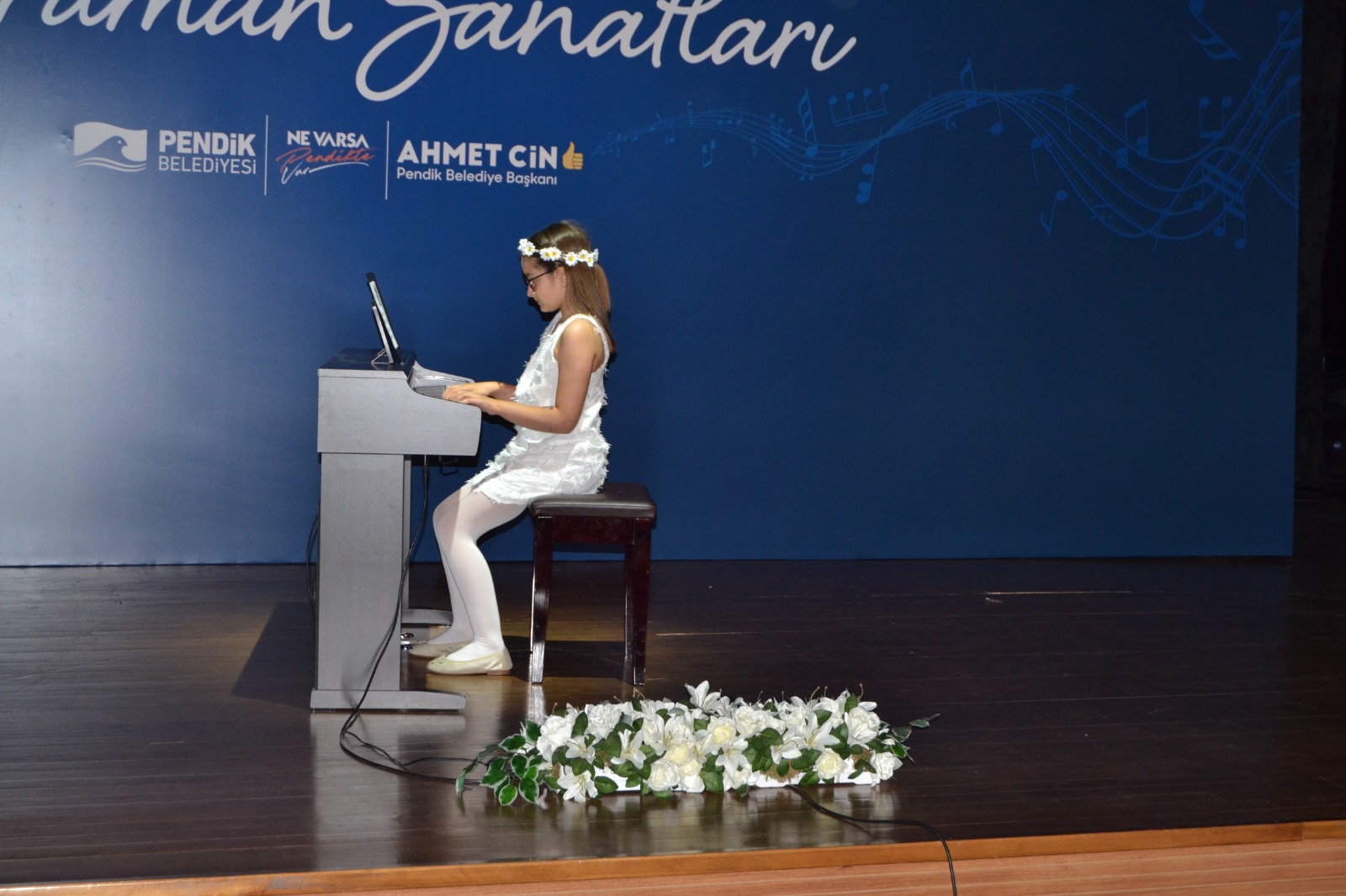 Kursiyerler sahnede sanat rüzgarları estirdi