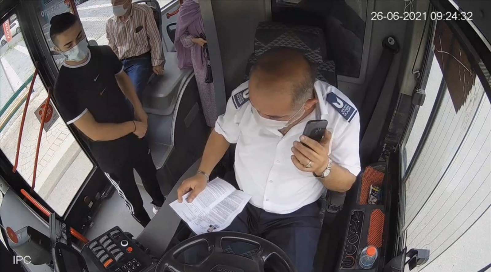 Kahraman şoför! Güzergah yönünü değiştirdi, çocukları YKS'ye yetiştirdi