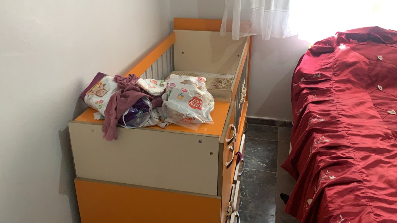 Bu acıya yürek dayanmaz! Henüz bir ay önce dünyaya gözlerini açmıştı! Minicik bebek yataktan düşerek can verdi