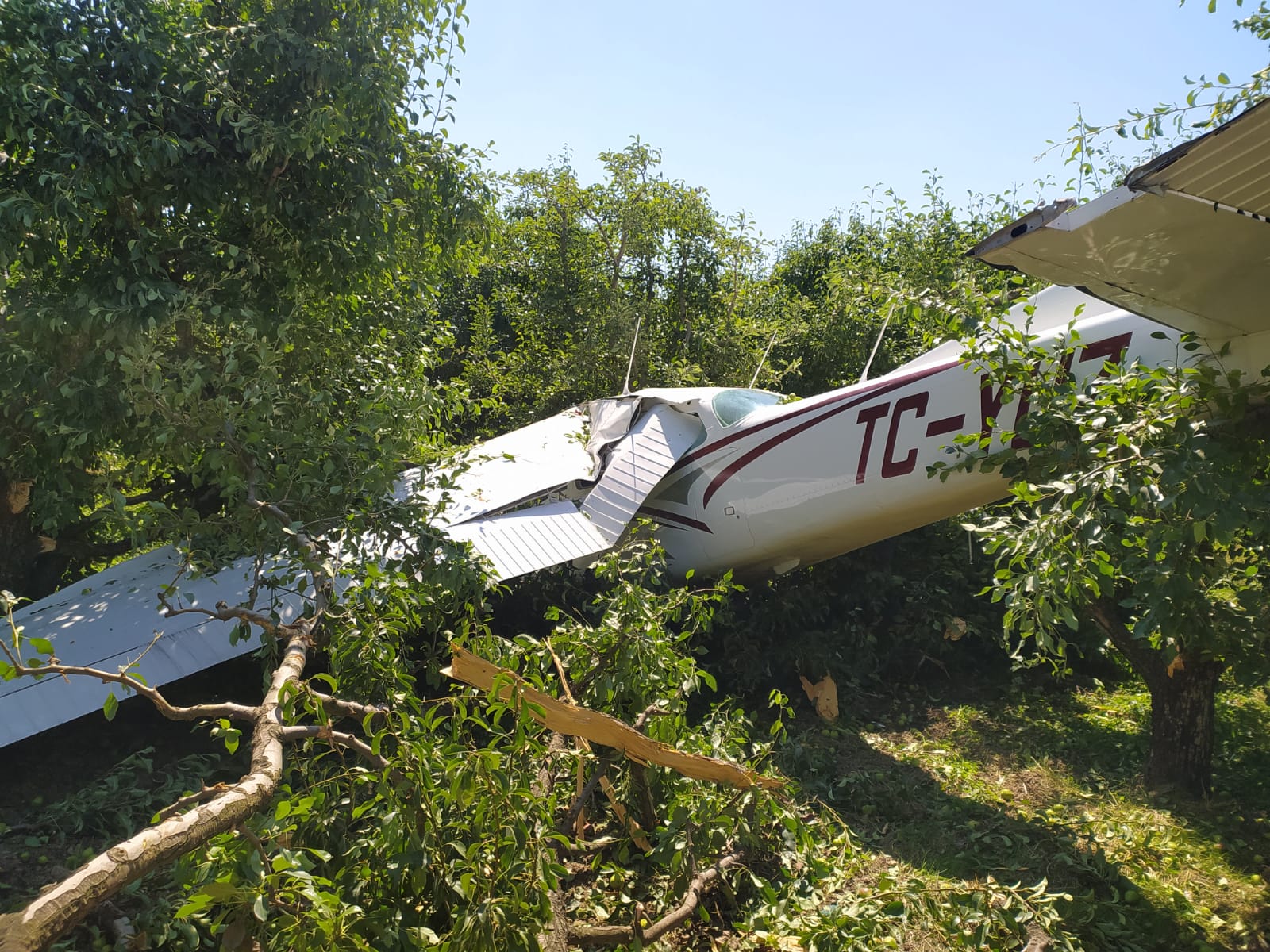 Bursa'da eğitim uçağından acil iniş: Cessna tipi uçak arızalandı, 2 yaralı!